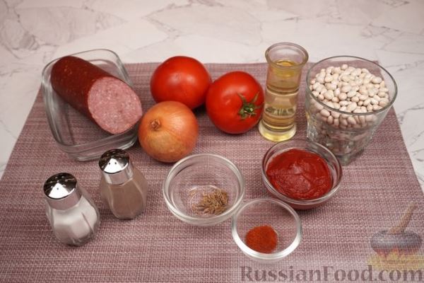 Фасоль с колбасой в томатном соусе