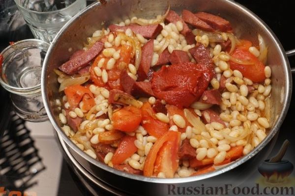 Фасоль с колбасой в томатном соусе
