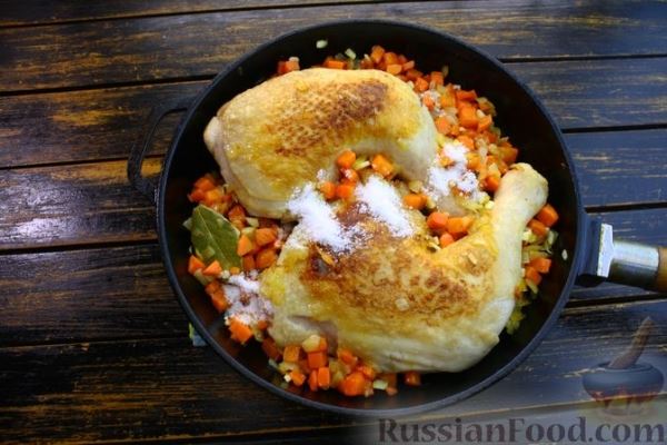 Курица, тушенная с морковью и квасом