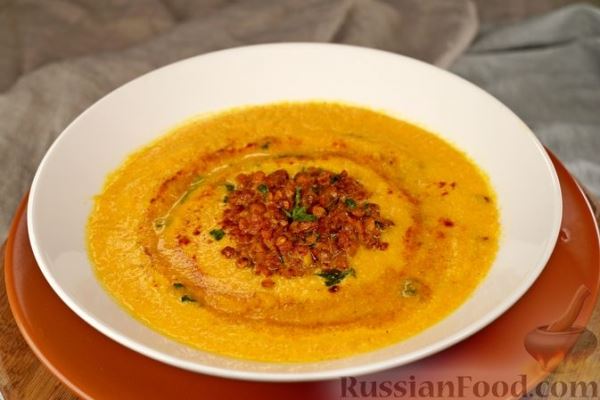 Морковный крем-суп с имбирём и жареной чечевицей