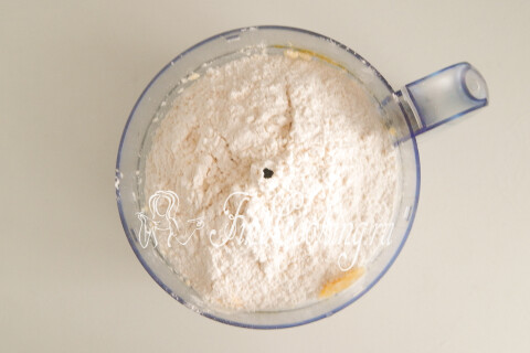 Песочный (тертый) пирог с ревенем и сметаной в духовке