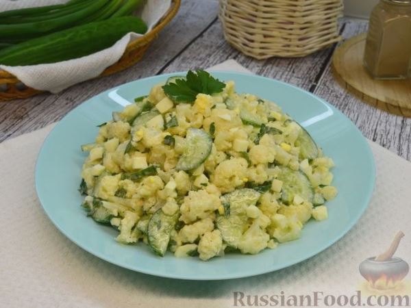 Салат из цветной капусты, огурцов и яиц