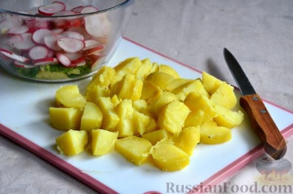 Салат из картофеля и редиски с заправкой из сметаны, хрена и горчицы