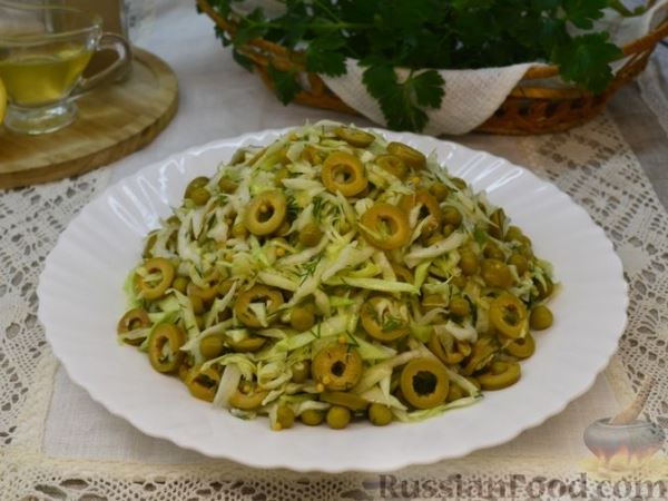 Салат из молодой капусты, оливок и зелёного горошка