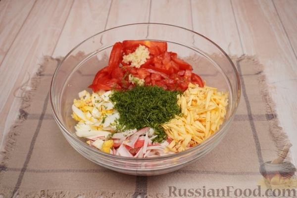 Салат «Красное море» с крабовыми палочками, помидорами и сыром