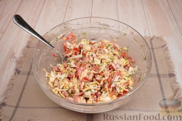 Салат «Красное море» с крабовыми палочками, помидорами и сыром