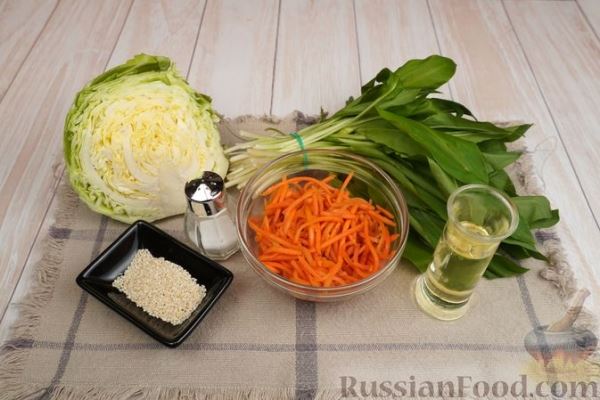 Салат с черемшой, молодой капустой и морковью по-корейски