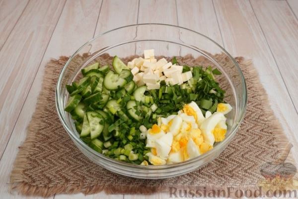 Салат с черемшой, плавленым сыром, огурцом и яйцами