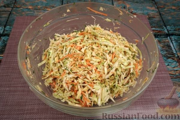 Салат с капустой, морковью по-корейски и яичными блинчиками