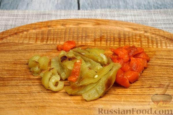 Салат с консервированной фасолью, запечённым болгарским перцем и луком