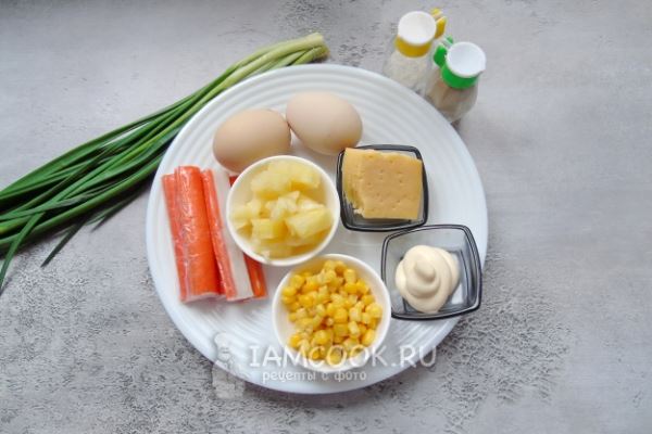 Салат с крабовыми палочками, ананасами, кукурузой и сыром