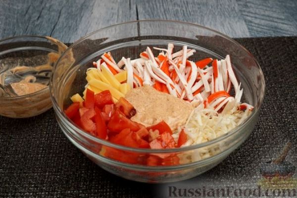 Салат с крабовыми палочками, помидорами, сельдереем и сыром