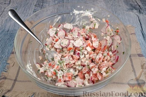 Салат с крабовыми палочками, редисом и помидорами