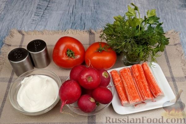 Салат с крабовыми палочками, редисом и помидорами