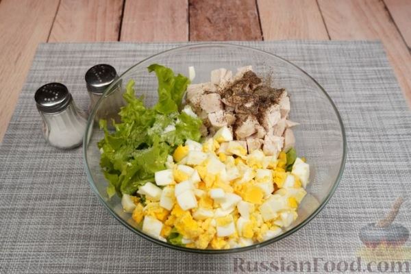 Салат с курицей, кукурузой и яйцами