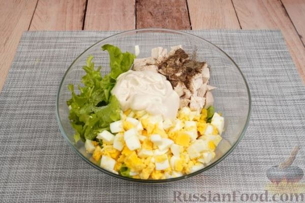 Салат с курицей, кукурузой и яйцами