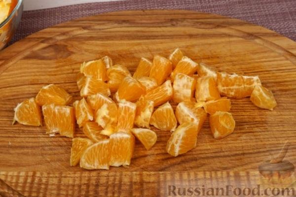 Салат с квашеной капустой, апельсином и грецкими орехами