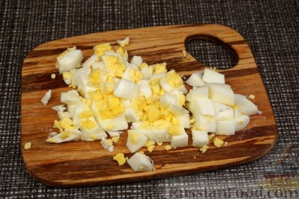 Салат с маринованными огурцами, сыром, яйцами и сухариками