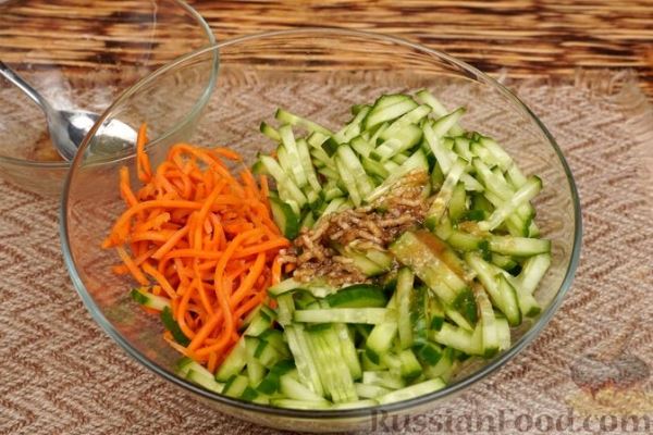Салат с огурцами, морковью по-корейски и пикантной заправкой