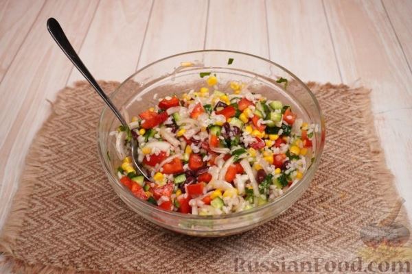Салат с огурцами, сладким перцем, кукурузой, фасолью и рисом