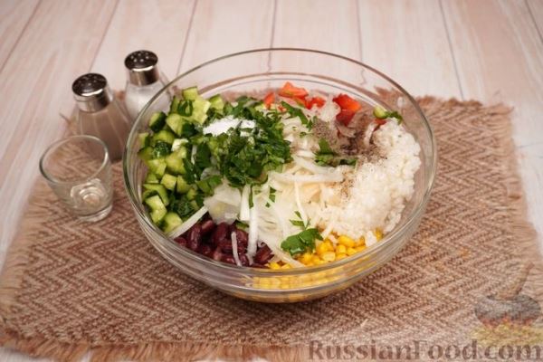 Салат с огурцами, сладким перцем, кукурузой, фасолью и рисом