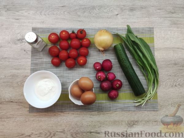 Салат с помидорами, огурцами, редисом, черемшой и яйцами