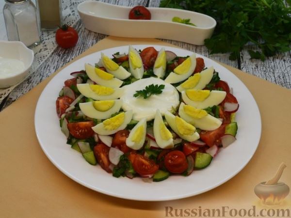 Салат с помидорами, огурцами, редисом, черемшой и яйцами