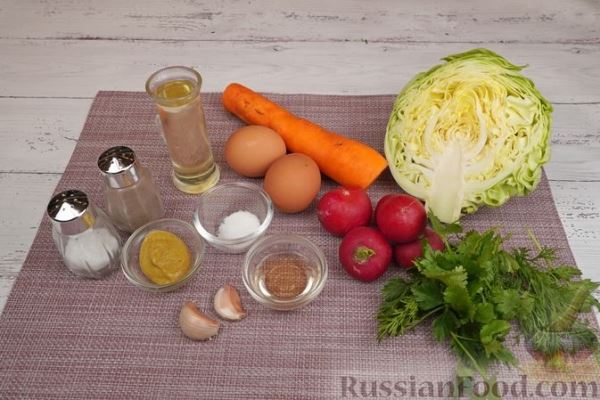Салат с редиской, капустой, морковью и яичными блинчиками
