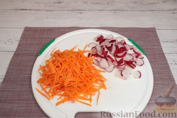 Салат с редиской, капустой, морковью и яичными блинчиками