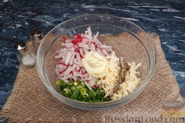 Салат с редиской, плавленым сыром и зелёным луком