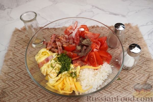 Салат с рисом, помидорами, сыром, беконом и яичными блинчиками