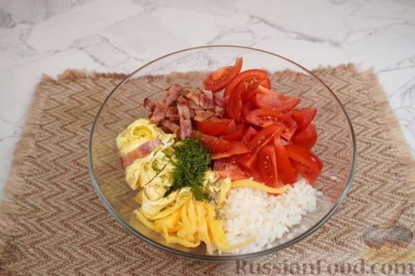 Салат с рисом, помидорами, сыром, беконом и яичными блинчиками