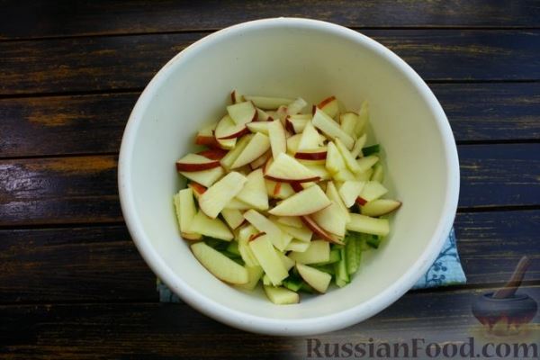 Салат с сельдью, яблоком, огурцами и <!--more-->сухариками