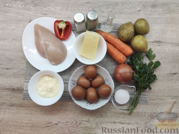 Слоёный салат с курицей, овощами, сыром и яйцами