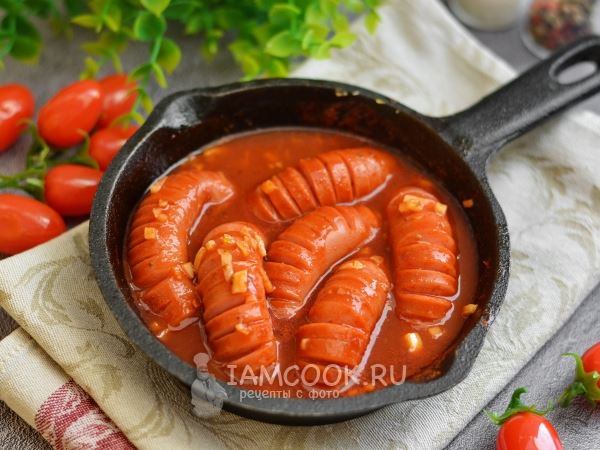 Сосиски в томатном соусе на сковороде