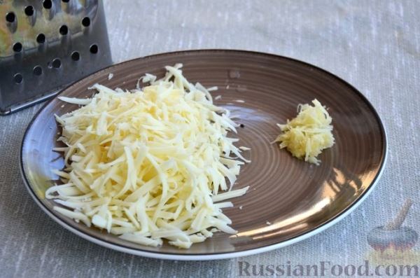Жареная молодая картошка с сыром и чесноком