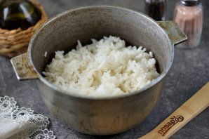 Жареный рис с крабовыми палочками