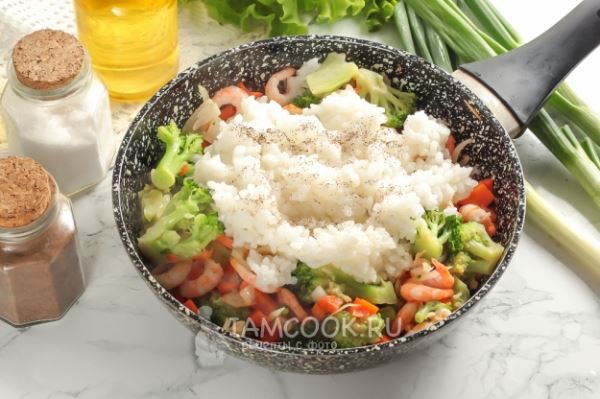 Жареный рис с креветками и овощами