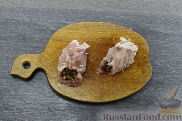 Рулетики из свинины с грибами и помидорами (в духовке)