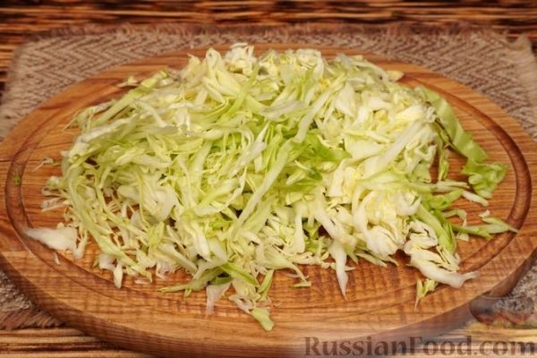 Салат из молодой капусты с ветчиной и плавленым сыром
