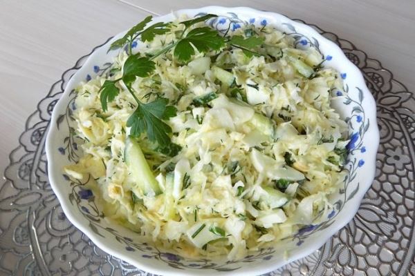 Салат из свежей капусты с яйцами и огурцом
