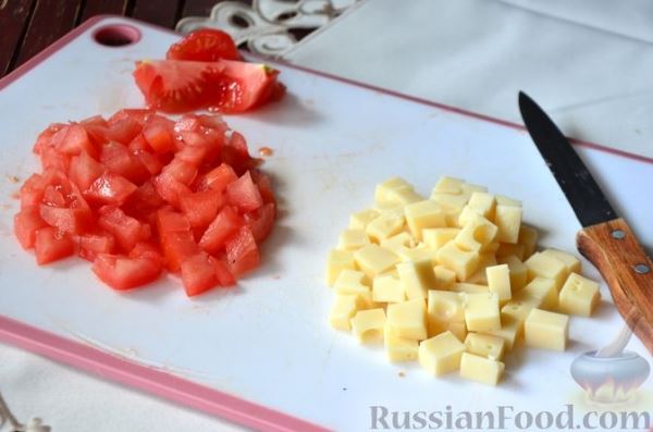 Салат с курицей, капустой, помидорами, сыром и сухариками