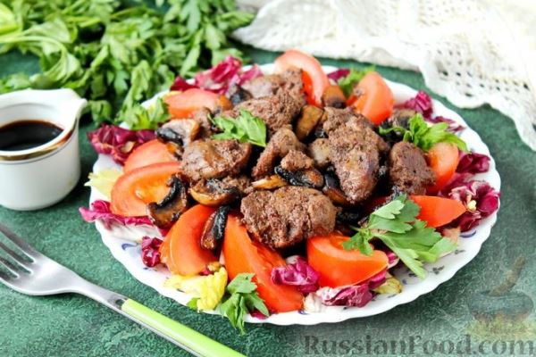 Рецепт Салат из куриной печени с помидорами и маринованными грибами