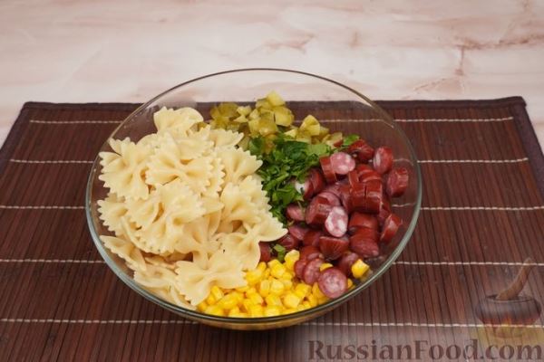 Салат с макаронами, колбасками, огурцами и кукурузой