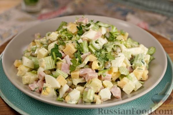 Салат с ветчиной, овощами, сыром, яблоком и яйцами