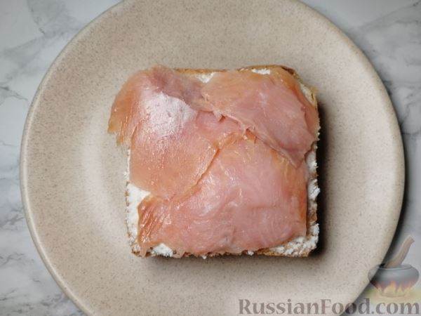 Сэндвич с копчёным лососем и брынзой