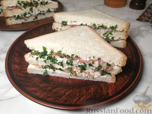 Сэндвич с копчёным лососем и брынзой
