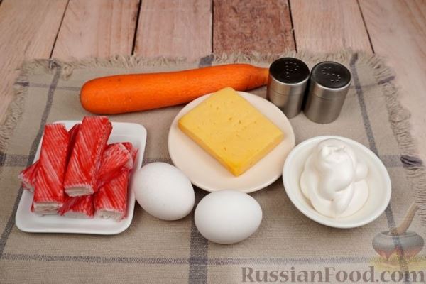 Слоёный салат с крабовыми палочками, морковью, сыром и яйцами
