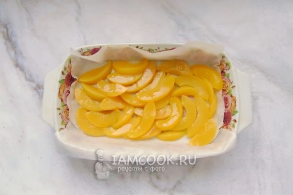 Творожная запеканка с консервированными персиками