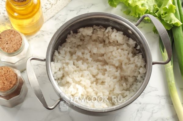Жареный рис с креветками и овощами